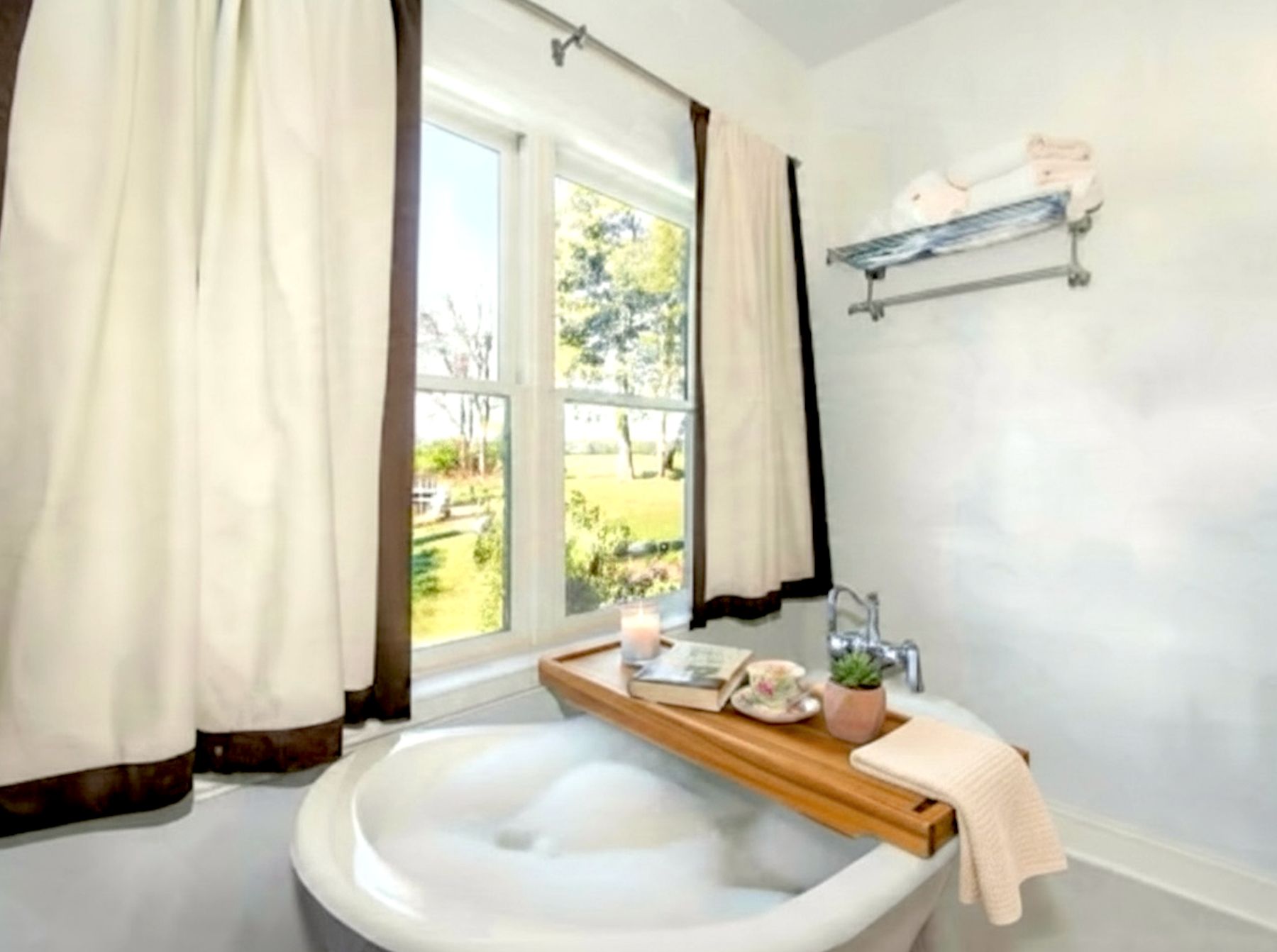 Soaking tub